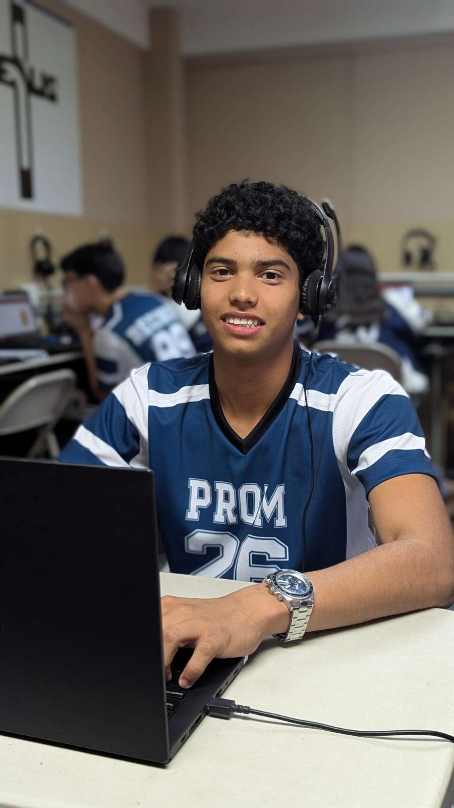 Estudiante usando laptop