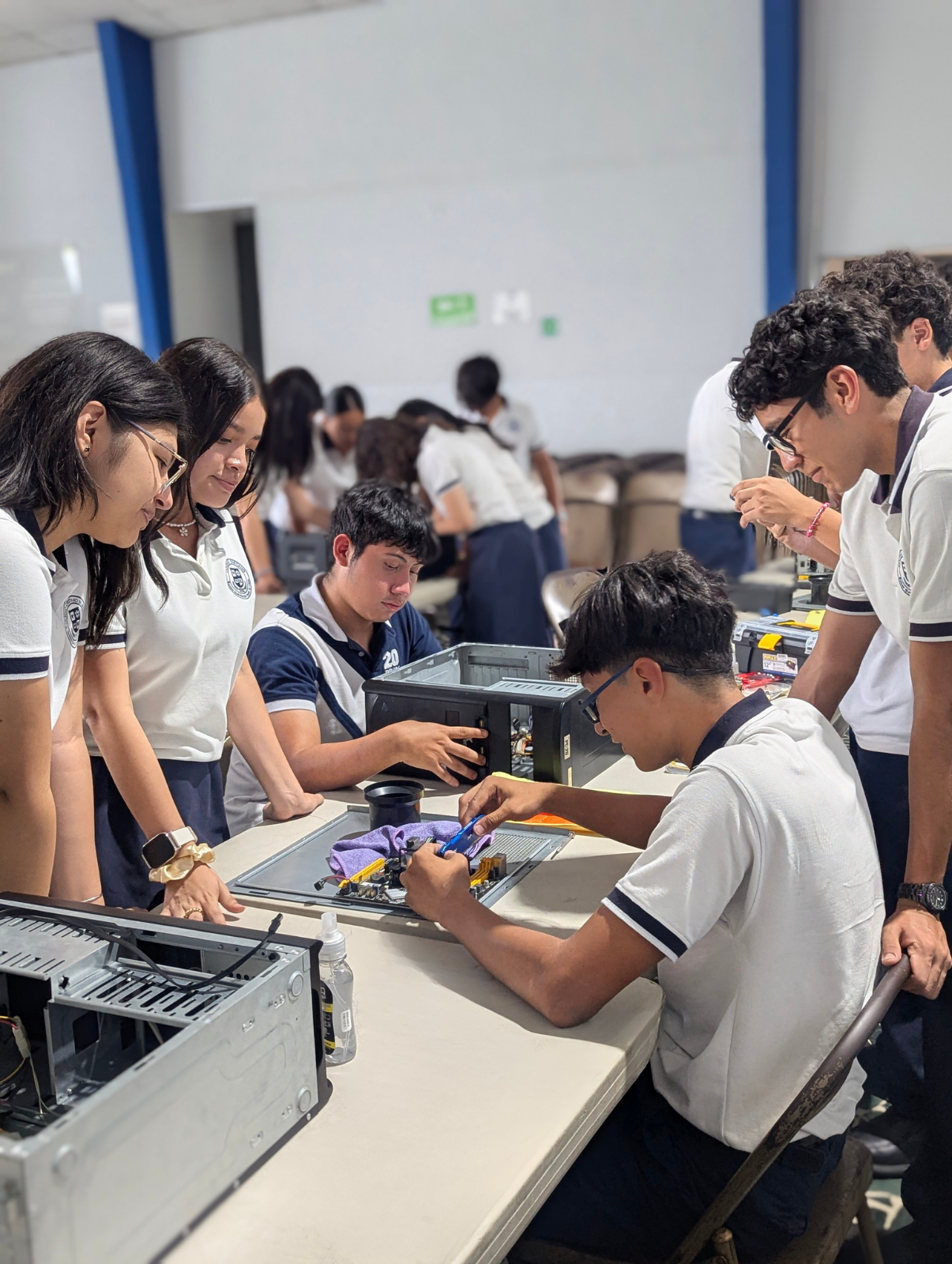 Estudiantes de bachillerato en mantenimiento informático