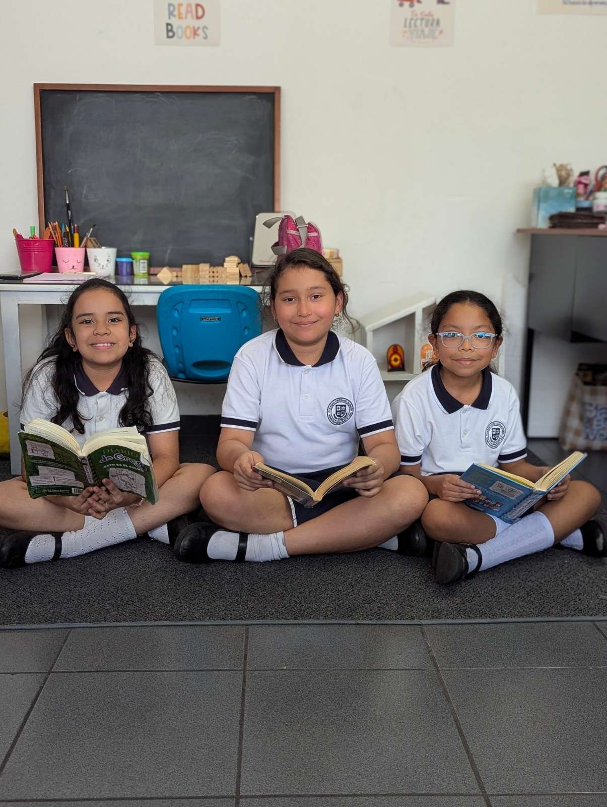 Niñas en clase con libros