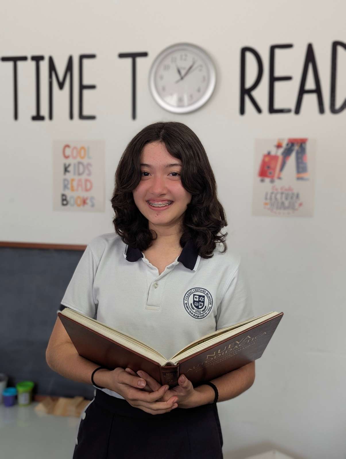 Estudiante de secundaria con libro abierto